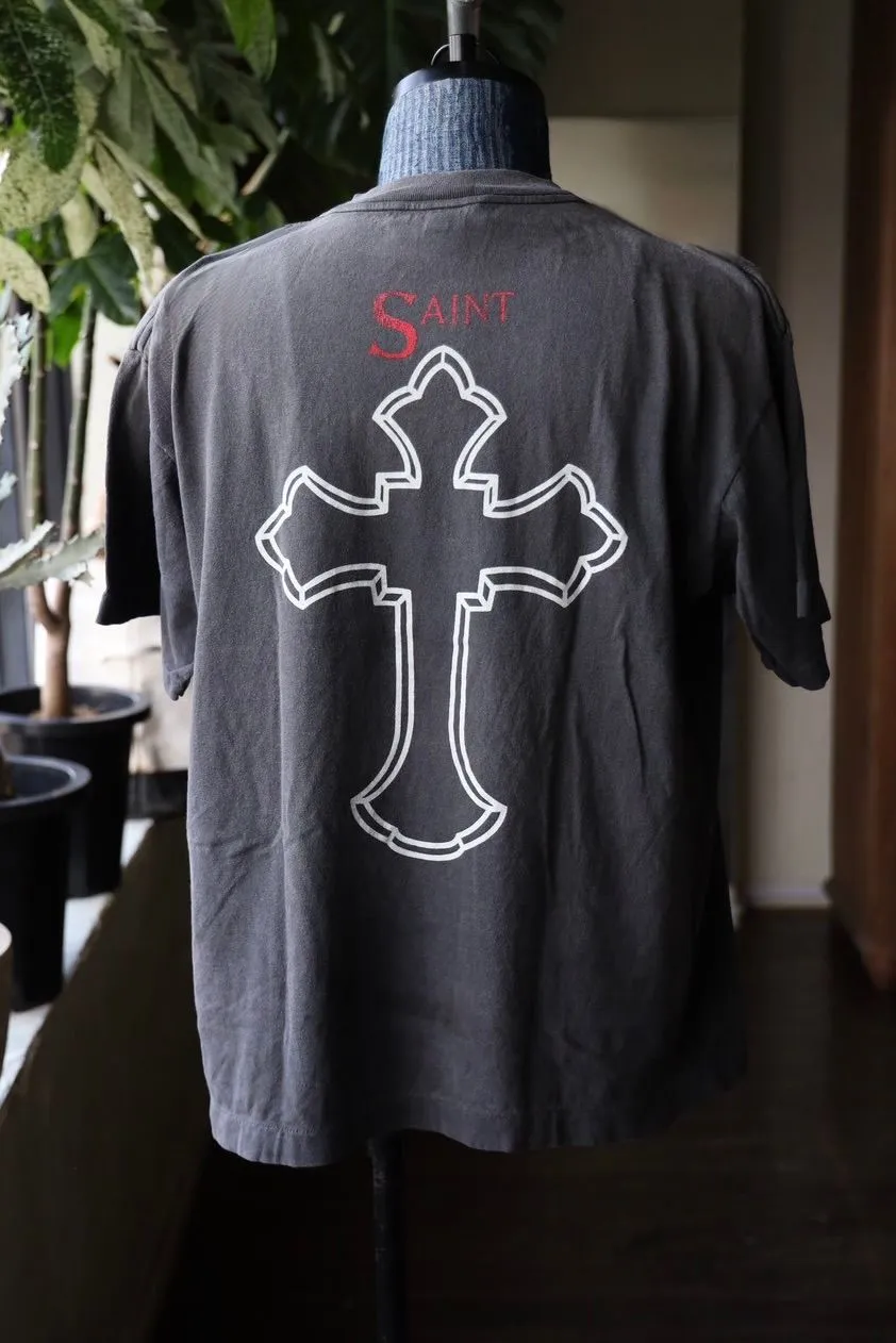 SAINT Mxxxxxx × 2PAC 2PC_SS TEE/2PAC/BLK 2PAC co-branded model 2PAC character TEE washed black S-XL A blockbuster co-branded project by the legendary hip-hop artist 2PAC The printing part refers to the iconic graphics on the cover of 2PAC's albums "R U Still Down" and "Shakur" The entire garment is rewashed and distressed/holes processed Printing cracked effect The ceiling of New Vintage 2PAC powder is a must-have